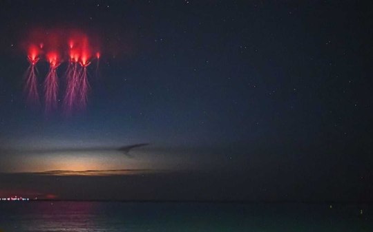 Luzes vermelhas no céu intrigam e Nasa explica raro fenômeno