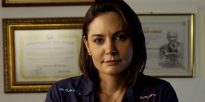 Roupa suja lavada em público
