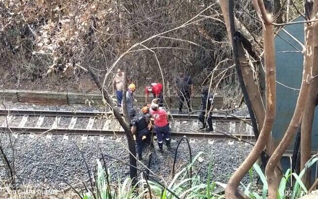 Mulher cai de carro na linha do trem e é resgatada em Jaguariúna