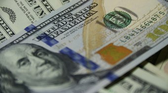 Dólar cai e fecha a R$ 6,12 após BC fazer leilões de US$ 8 bilhões