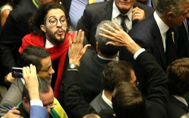Jean Wyllys disparou cusparada contra Jair Bolsonaro durante a votação do impeachment de Dilma na Câmara