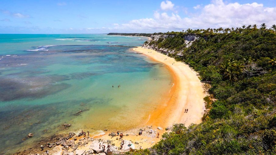 Uma das praias mais deslumbrantes do sul da Bahia, a Praia do Espelho oferece falésias coloridas e piscinas naturais durante a maré baixa. Uma das praias mais deslumbrantes do sul da Bahia, a Praia do Espelho oferece falésias coloridas e piscinas naturais durante a maré baixa.