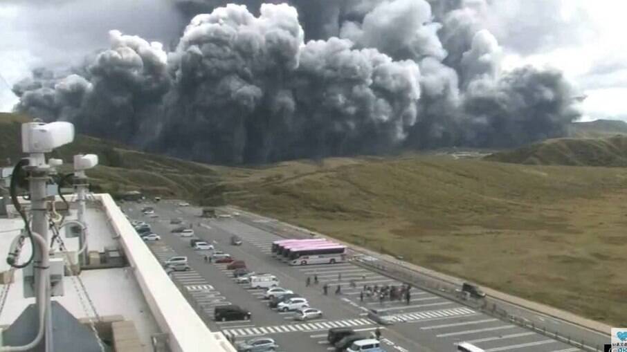 Vídeo: Vulcão entra em erupção no Japão e forma grande nuvem de fumaça