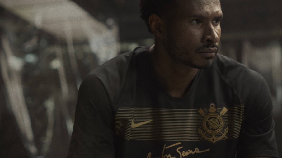 Jogador de basquete Leandrinho posa com terceiro uniforme do Corinthians que homenageou Senna Jogador de basquete Leandrinho posa com terceiro uniforme do Corinthians que homenageou Senna