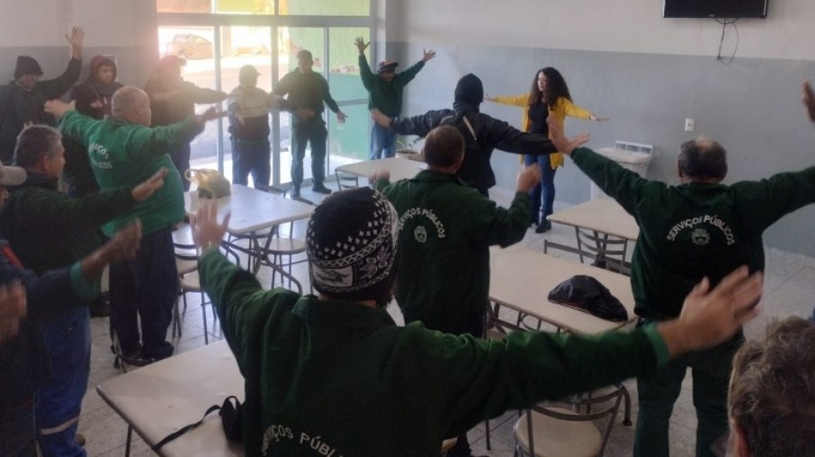 Ginástica Laboral tem como objetivo prevenir lesões ocupacionais e contribuir para o desempenho físico e mental Ginástica Laboral tem como objetivo prevenir lesões ocupacionais e contribuir para o desempenho físico e mental