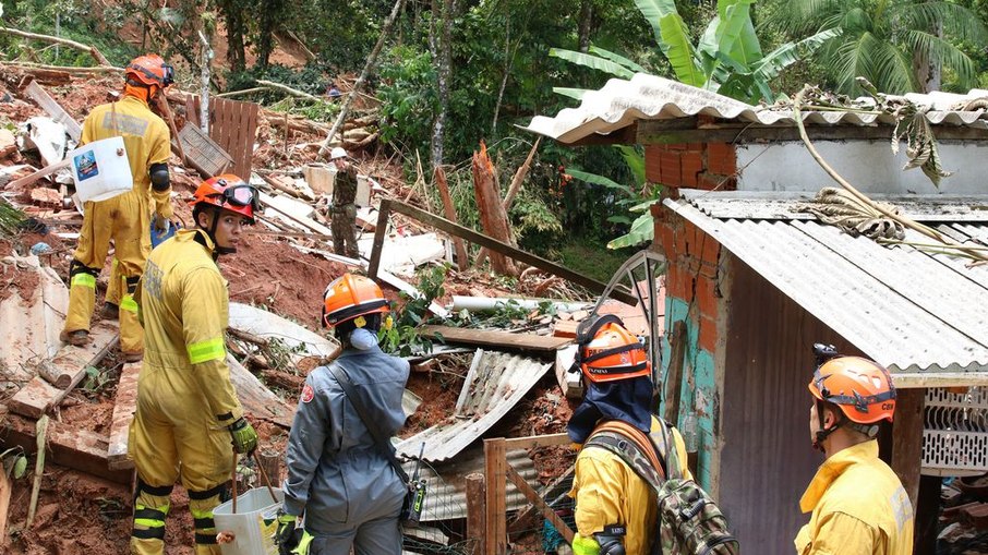 São Sebastião - Casas destruídas em deslizamentos na Barra do Sahy após tempestades no litoral norte de São Paulo.