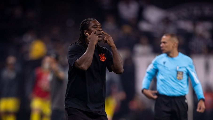Seedorf orienta equipe durante vitória do Corinthians contra o Mirassol Seedorf orienta equipe durante vitória do Corinthians contra o Mirassol