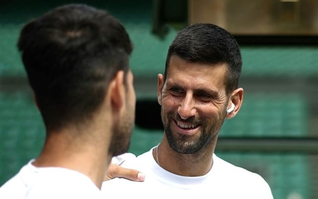 O sérvio Novak Djokovic (à dir.) e o espanhol Carlos Alcaraz, em treino antes do início de Wimbledon, no dia 27 de junho em Londres