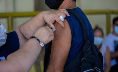 Covid: AstraZeneca admite "efeito colateral" em vacina