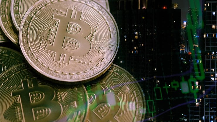 Bitcoin atinge maior valor da história: é hora de investir?