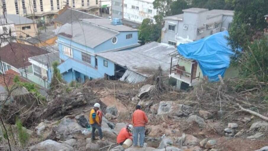 Equipes trabalham na retirada de rochas de Petrópolis