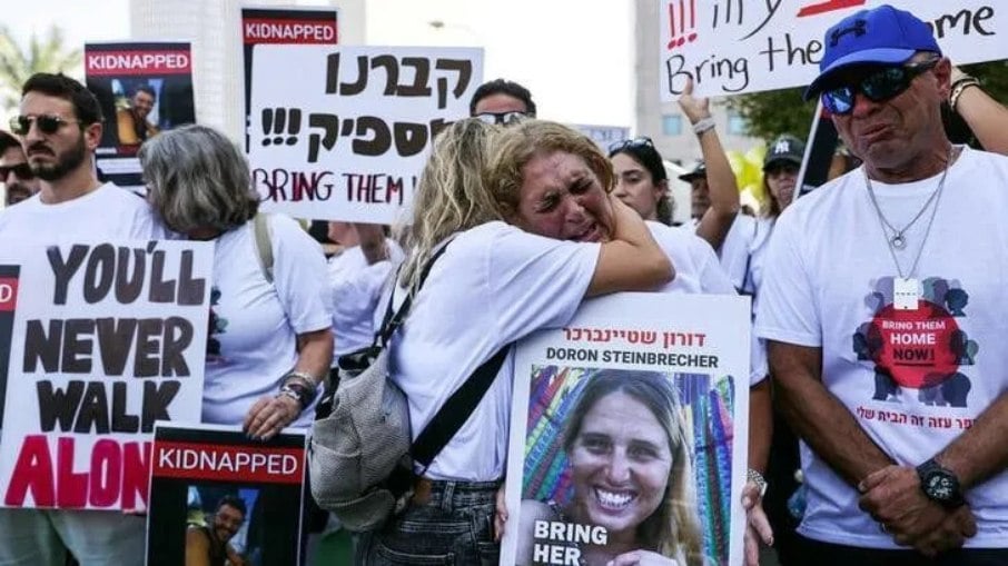 Protesto, em Tel Aviv, para pedir a libertação dos reféns israelenses em 26/10/2023