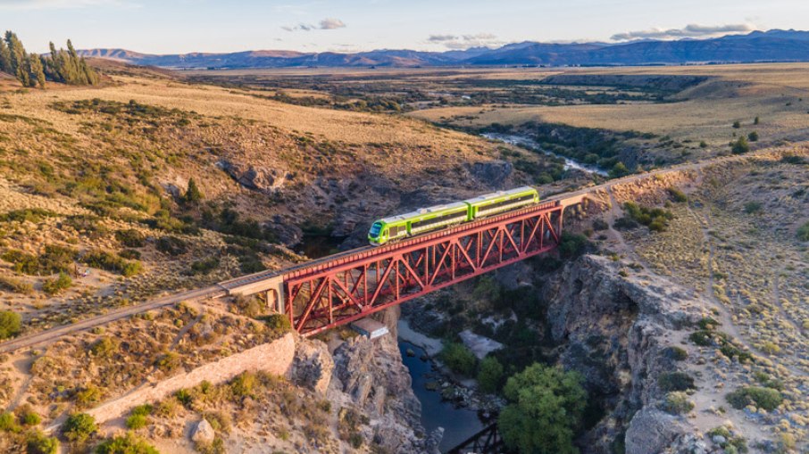 O trem percorre cerca de 820 quilômetros a diversidade geográfica