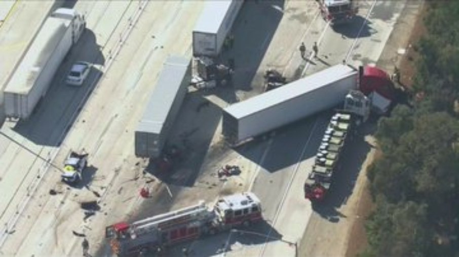 Pelo menos 8 veículos se envolveram no acidente Pelo menos 8 veículos se envolveram no acidente