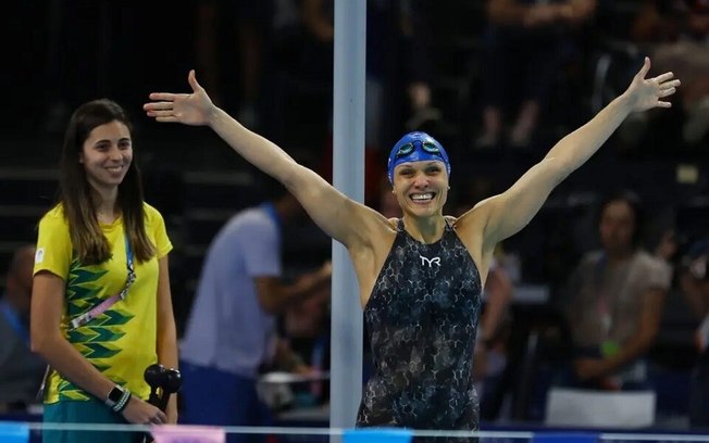 Carol Santiago é ouro nos 100m costas e faz história para o Brasil