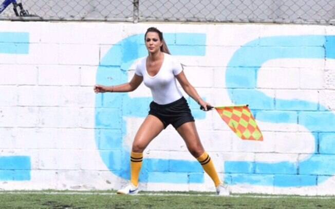 A bela bandeirinha Denise Bueno atua em jogos de várzea do futebol paulista