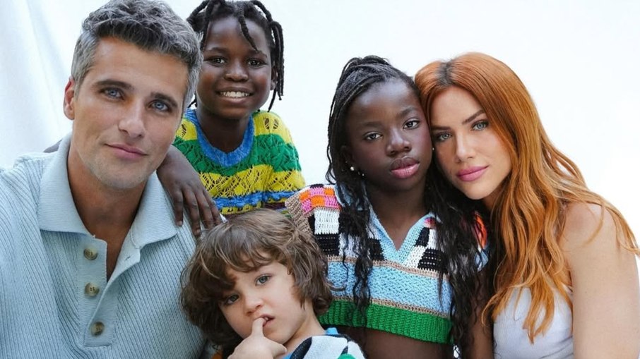 Bruno Gagliasso e Giovanna Ewbank com os filhos Títi, Bless e Zyan