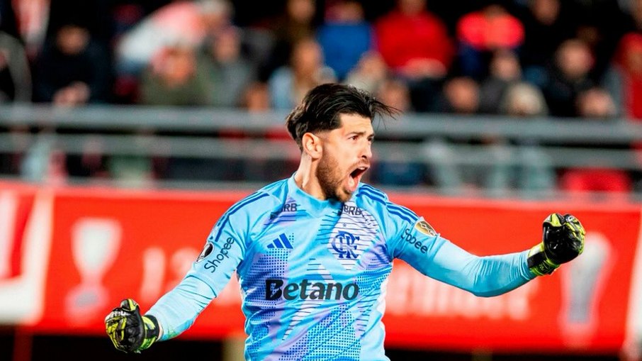 Rossi comemora defesa de pênalti contra o Estudiantes