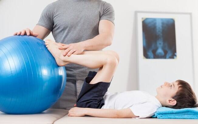 Além de tomar medicamento, portador da distrofia muscular de Duchenne deve passar por fisioterapia Além de tomar medicamento, portador da distrofia muscular de Duchenne deve passar por fisioterapia