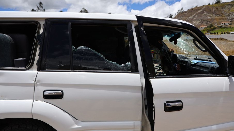 Carro da comitiva presidencial vandalizado por protestantes