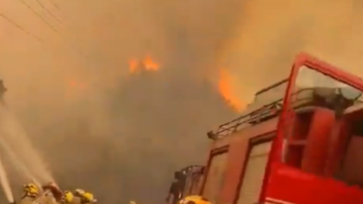 Bombeiros combatendo fogo no Chile