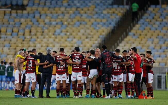 Hugo é abraçado por jogadores do Flamengo após vaias, e Paulo Sousa pede 'honestidade' nas avaliações