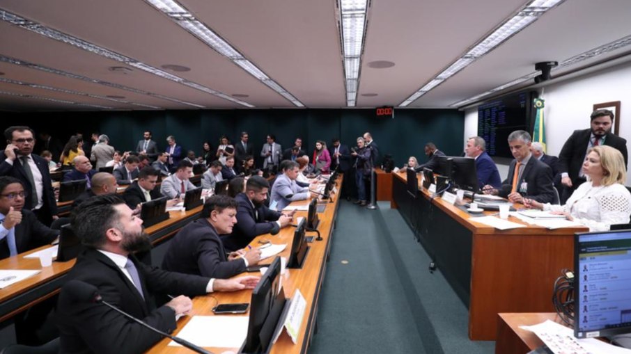 Após receber parecer favorável na CSPCCO, a proposta segue em regime de prioridade para análise na CFT e, em seguida, para Comissão de Constituição e Justiça e de Cidadania (CCJC) Após receber parecer favorável na CSPCCO, a proposta segue em regime de prioridade para análise na CFT e, em seguida, para Comissão de Constituição e Justiça e de Cidadania (CCJC)