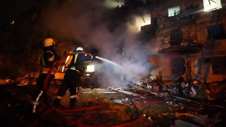 Prédio residencial em chamas após ser atingido por ataque russo em Kiev