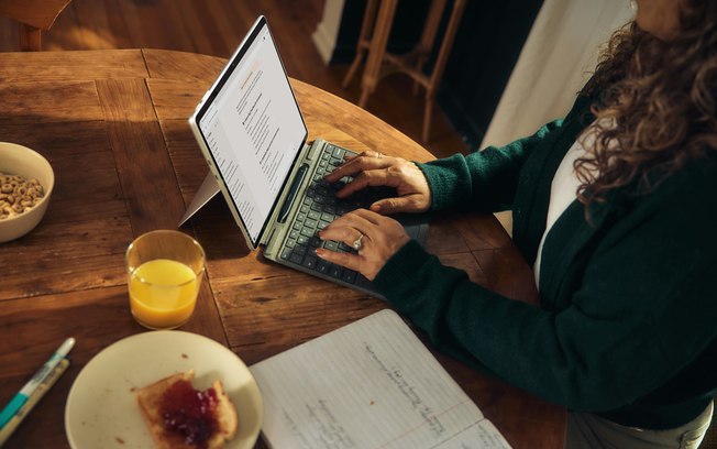 Pearson e AWS: IA reforça valor do ensino superior para 74%
