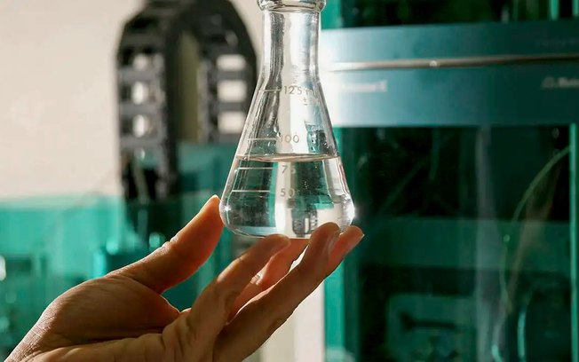 Anvisa libera produção emergencial de etanol farmacêutico usado como antídoto contra metanol Anvisa libera produção emergencial de etanol farmacêutico usado como antídoto contra metanol