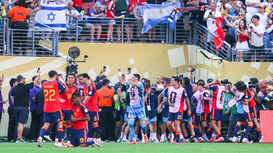 Jogadores da Espanha vibram no fim do jogo