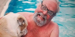 Homem que tem a maior miopia do mundo trabalha como fotógrafo