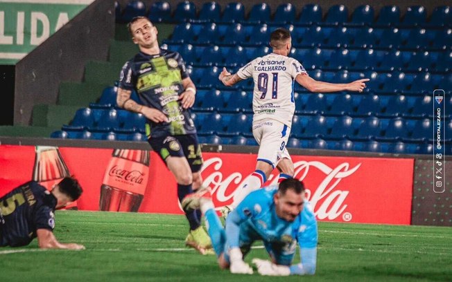 Thiago Galhardo comemora primeiro gol do Fortaleza na partida