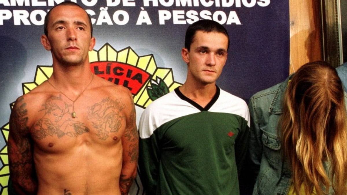 Da esquerda para direita: Cristian, Daniel e Suzane von Richthofen após serem presos, em 2002