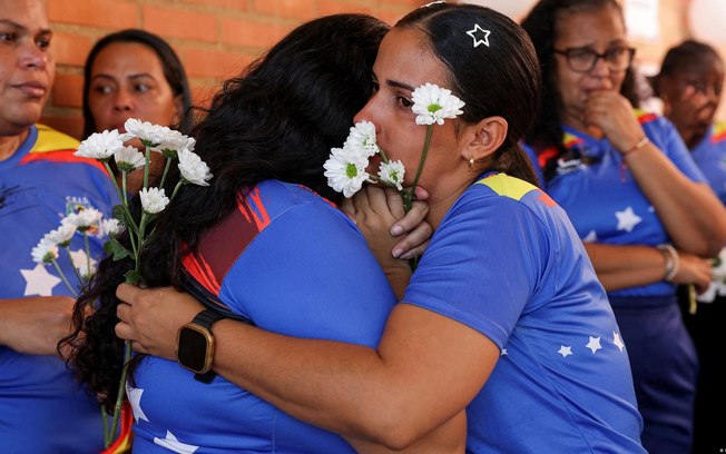 Homenagem a alunos e professores de La Guaira que morreram no terremoto, no primeiro dia de aulas após a tragédia