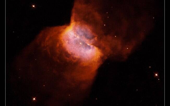 Exemplo de nebulosa planetária, a  NGC 2346 é feita de gás e poeira; no centro, duas estrelas se orbitam a cada 16 dias