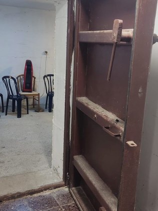 A entrada do miklat no prédio em que vivo
