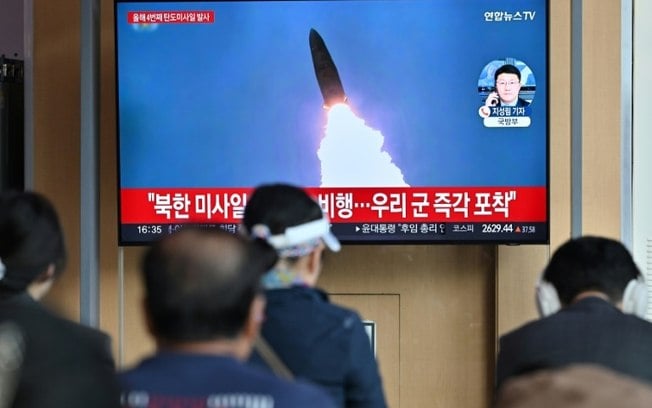Aparelho de TV exibe imagens de arquivo de um teste de míssil norte-coreano em uma estação ferroviária de Seul