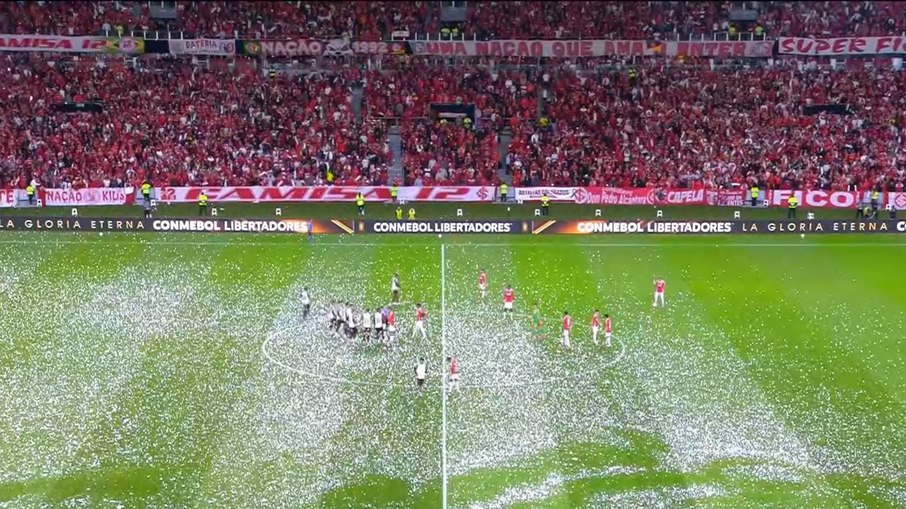 Chuva de papel picado atrasa duelo entre Internacional e Flamengo
