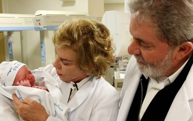 O presidente Lula e a primeira-dama Marisa Letícia em visita ao neto do casal, Pedro na maternidade, em 2010