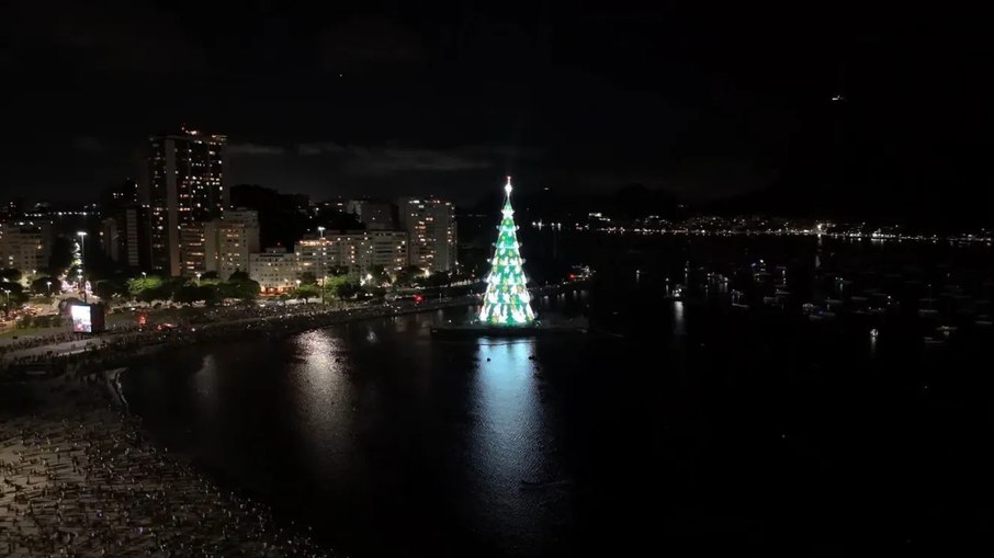 A árvore de Natal flutua sobre uma balsa na Baía de Guanabara.