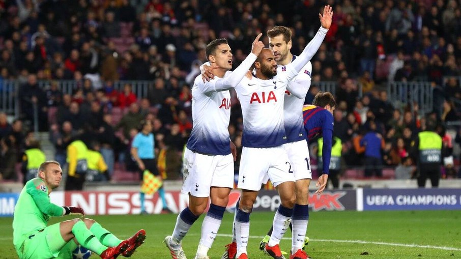 Lucas Moura comemora com seus companheiros o gol do Tottenham diante do Barcelona que garantiu o time inglês nas oitavas de final da Liga dos Campeões