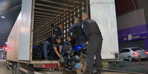 Carreta com 47 motos é roubada e homem feito de refém na Dutra