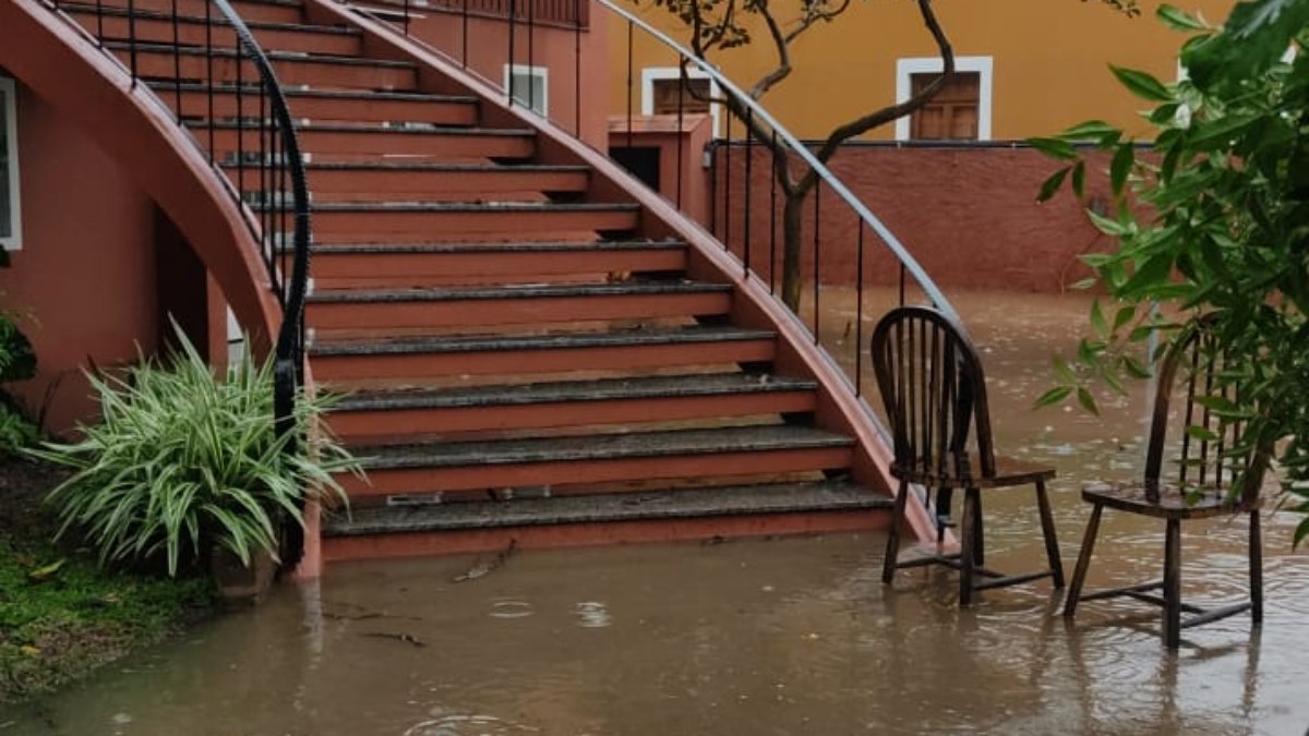 Prédio histórico da Secretaria de Meio Ambiente de São Leopoldo começa a ser invadido pelas águas do Rio dos Sinos.