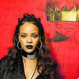 Álbum. Rihanna posa ao lado da capa de “ANTI”, em que surge uma imagem dela mesma criança