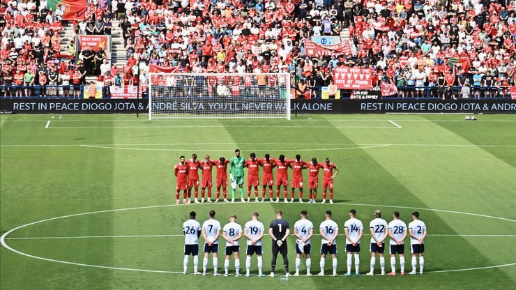 Primeira partida do Liverpool tem homenagens a Diogo Jota