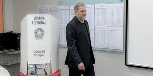 Dias Toffoli vota em Brasília e destaca igualdade entre eleitores