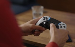 Controle DualSense Edge aparece com preço raro antes do Natal