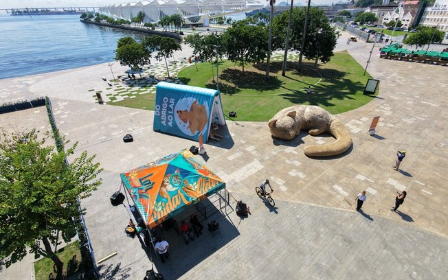 Intervenção com esculturas gigantes transforma a Praça Mauá Intervenção com esculturas gigantes transforma a Praça Mauá