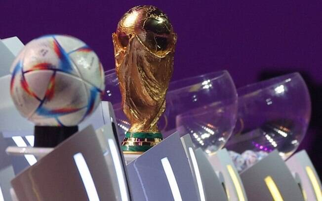 Tour da taça da Copa do Mundo começa em Dubai com as presenças de Kaká e Casillas